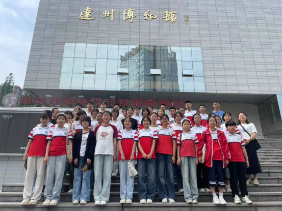 高新区实验学校爱国教育走进达州博物馆