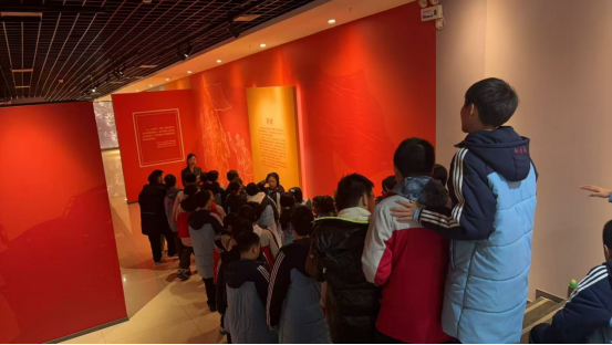 当课堂“搬”进博物馆，这场红色研学“潮”有意义！——达州新佳创学校学子走进达州博物馆