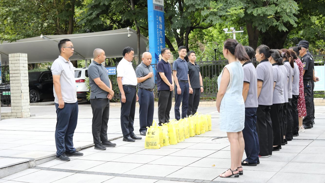 酷暑送清凉 关怀暖一线 ——达州市巴文化研究院开展夏季“送清凉”走访慰问活动
